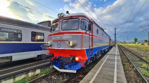 Circulația feroviară, oprită în Moldova după ce un camion s-a răsturnat pe calea ferată
