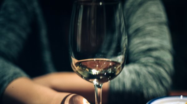 O femeie s-a ales cu arsuri grave în gât, după ce un ospătar i-a servit detergent în loc de vin, la un bar din Italia