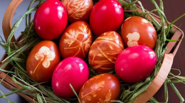 Ouă de Paște vopsite natural. Trucuri simple pentru a obține o culoare intensă, fără coloranți periculoși