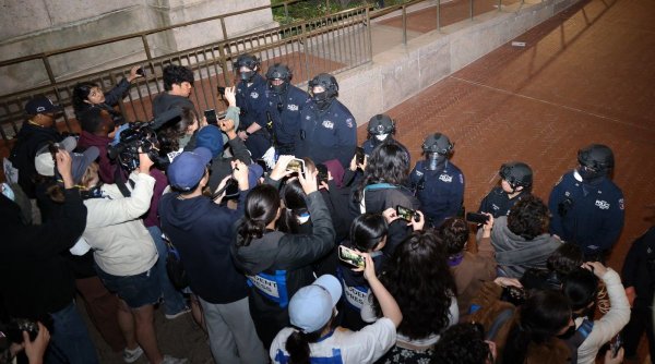 Manifestanții pro-palestinieni care s-au baricadat la Universitatea Columbia au fost arestați. Poliția a intervenit în forță la New York