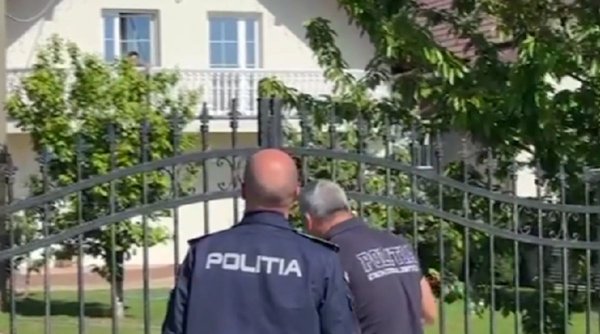 Polițiștii din Suceava se roagă de șoferul suspectat că a omorât un om să deschidă poarta și să se predea. Oamenii legii s-ar fi dus fără mandat la locuința suspectului