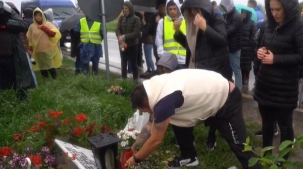 Protest masiv la Vama Veche | Marşul tăcerii şi durerii dedicat victimelor lui Vlad Pascu a adunat zeci de persoane: ”Este un strigăt de durere din partea noastră”