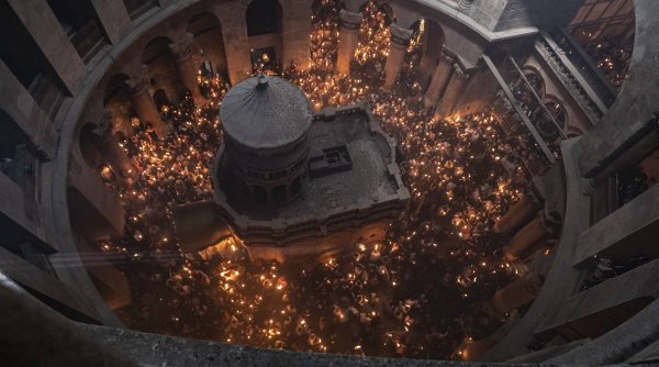 Momentul în care Lumina Învierii se aprinde la Biserica Sfântului Mormânt din Ierusalim