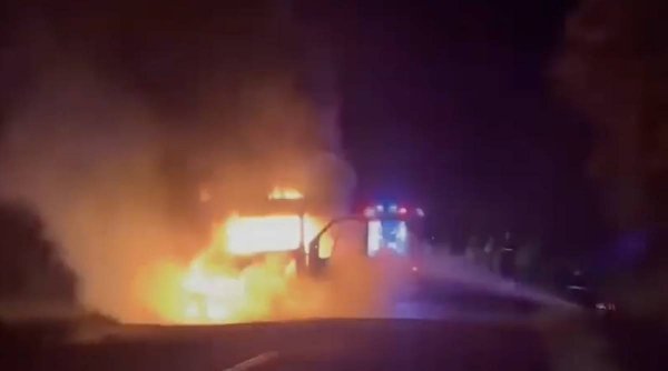 O ambulanță aflată în misiune a luat foc în noaptea de Înviere, în Mureș. Pacienta, salvată în ultimul moment din mașina în flăcări