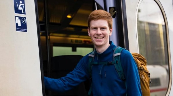 Prețul plătit pe an de un adolescent pentru a locui în tren, la clasa I, în Germania: 