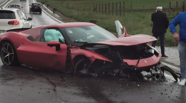 Ferrari distrus complet, într-un accident rutier grav, în Copăceni. Două persoane au fost rănite
