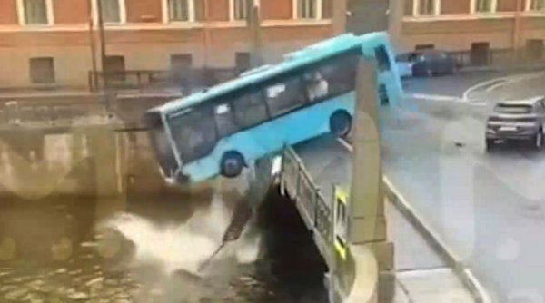 Un autobuz plin cu pasageri a căzut în râul Neva, în Sankt Petersburg. Cinci oameni au murit