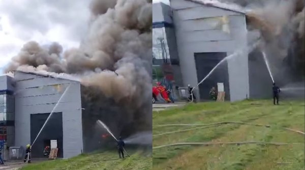 Incendiu violent, la hala unui producător de tâmplărie PVC din Suceava. Mesaj Ro-Alert transmis de autorități
