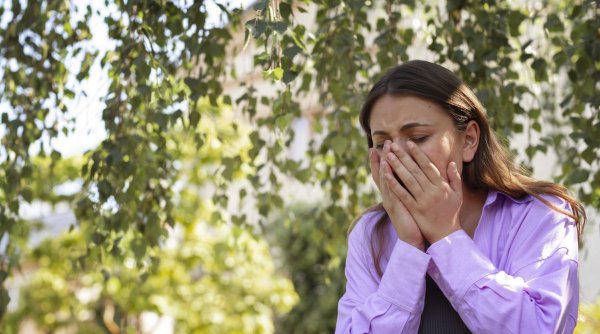 Val de alergii severe | Simptomele sunt confundate cu gripa: ”Strănută des, au ochii înroșiți, le curge nasul”