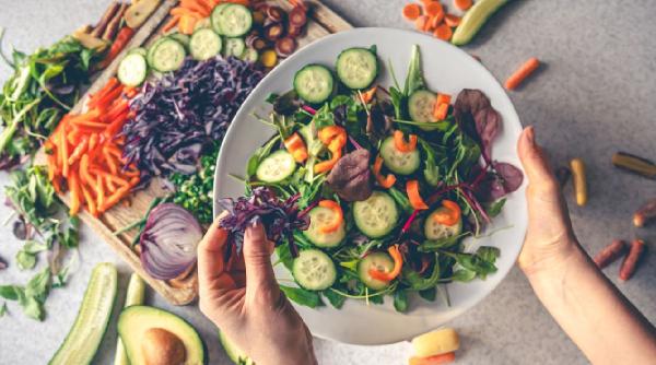 alimentele care ne ajuta sa fim tineri cat mai mult timp principalii factori care ne imbatranesc