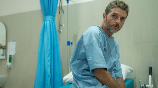 Un bărbat cu piciorul rupt stă neoperat de 10 zile din cauza unui conflict între medici, la un spital din Slobozia | Au fost sesizate Comisia de Disciplină și Colegiul Medicilor Ialomița
