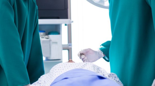 Medic din București, acuzat că a ucis o pacientă, după ce i-ar fi o uitat o compresă în abdomen, în timpul unei operații