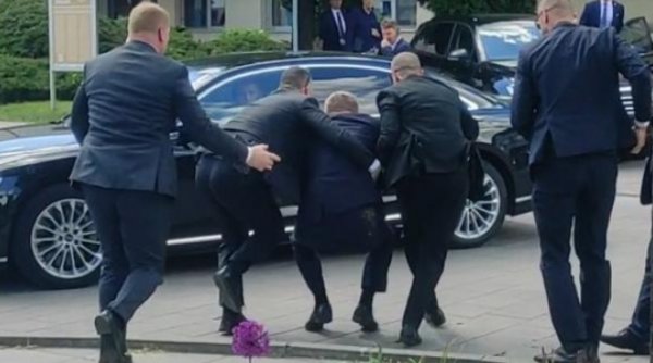 Momentul în care premierul slovac, Robert Fico, este scos din mulțime, imediat după ce a fost împușcat