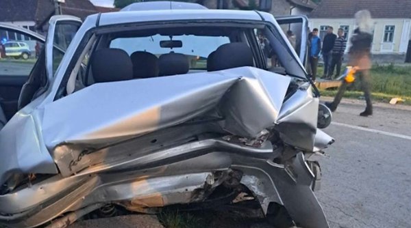 Un șofer a încercat să-și omoare soția și fiul, lovindu-le mașina în mod intenționat, pe o șosea din județul Brașov