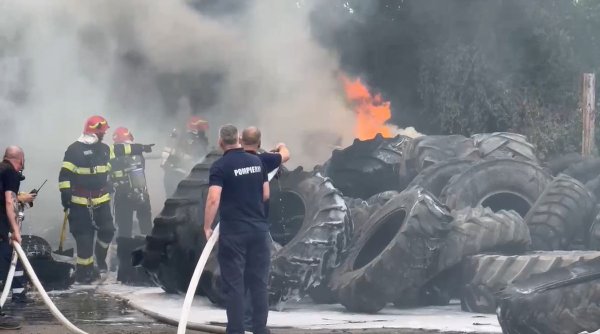Incendiu puternic într-o parcare plină cu TIR-uri, la Timişoara. Peste 100 de cauciucuri au ars ca o torță | Intervin pompierii