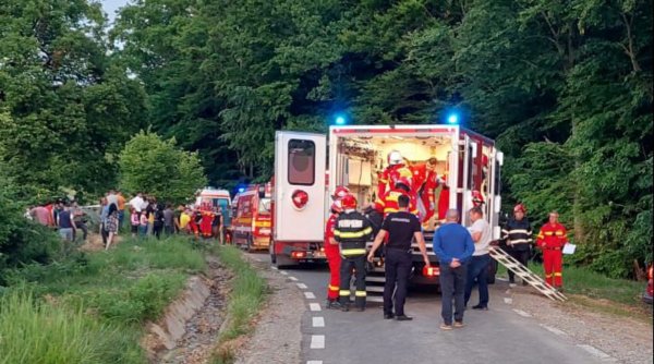 Accidentul cu opt victime din Bistrița-Năsăud, provocat de un tânăr de 16 ani. Băiatul era la volan și a murit pe loc, iar prietenii săi au ajuns la spital