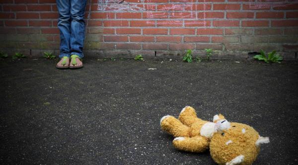 copii abuzati paznic dgaspc profesor drobeta turnu severin mehedinti