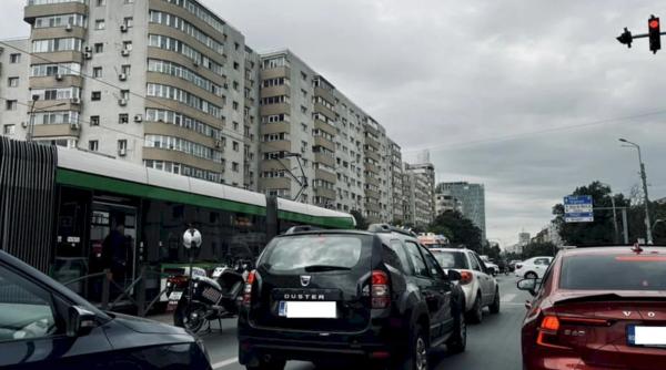 accident tramvai masina banu manta bucuresti doi calatori raniti