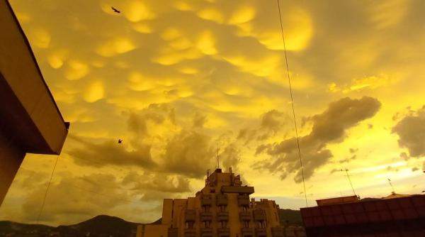 fenomen meteo rar cerul romaniei nori mammatus baloane fundal galben apocaliptic hunedoara