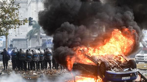 haos argentina protestatari anti austeritate batut politia incendiat masini presedinte milei