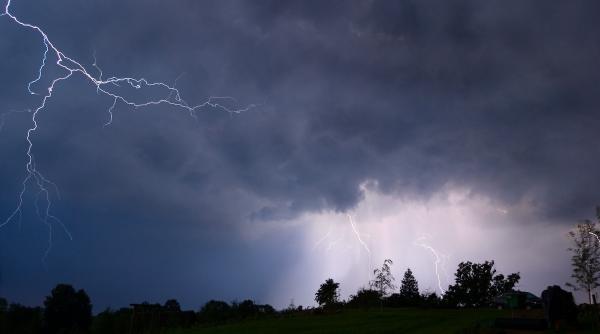 vor fi din nou furtuni severe astazi in romania anm a emis cod galben de vreme severa