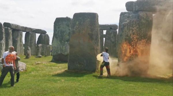 stonehenge vopsit portocaliu protestatari mediu