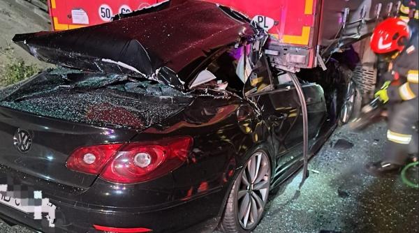 un tanar a murit dupa ce s a infipt cu masina sub un tir parcat regulamentar pe autostrada a1