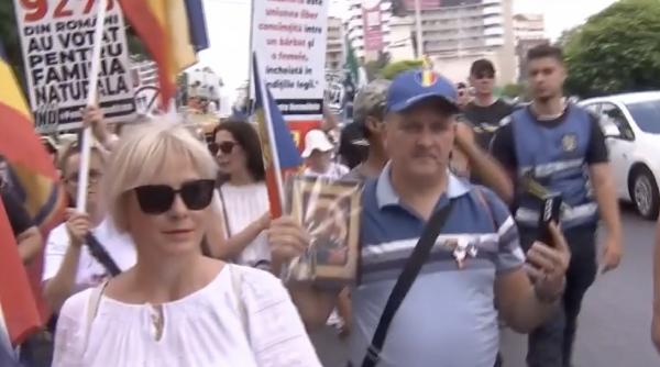 marsul normalitatii bucuresti sute oameni strada familia traditionala parada lgbt