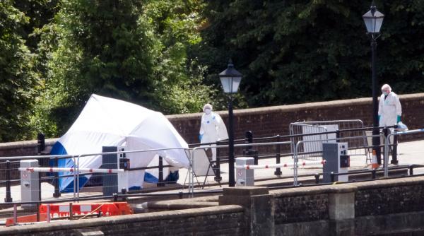 barbat arestat valize ramasite umane pod suspendat bristol anglia