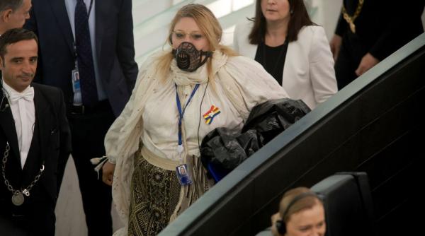diana sosoaca a fost scoasa cu forta din plenul parlamentului european si a pus botnita si a urlat
