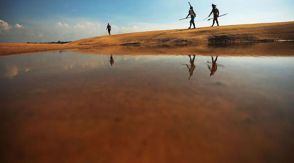 imagini rare cu membrii unui trib complet izolat de restul lumii fug de taietorii de lemne din peru
