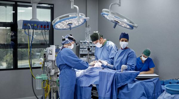 in arad un copil de 9 ani a ajuns la spital cu dureri de burta medicii i au descoperit o tumora de