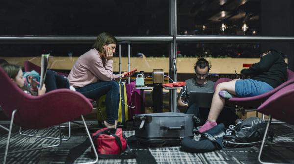 peste 200 de romani blocati pe aeroport in grecia zborul a fost anulat toata lumea e nervoasa nu