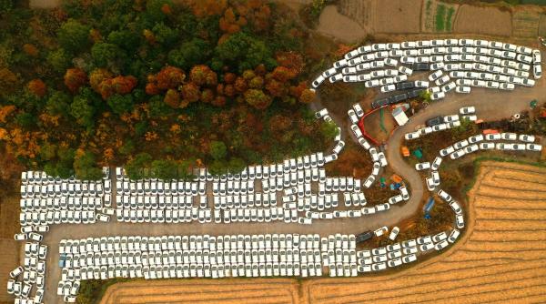 cimitirul masinilor electrice de ce au fost abandonate mii de vehicule pe un camp din china