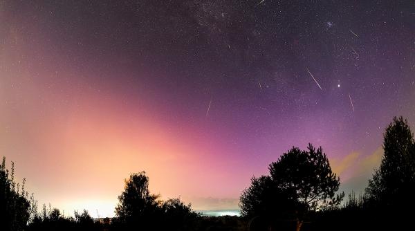 aurora boreala a aparut pe cerul romaniei in noaptea perseidelor imagini spectaculoase surprinse in mai multe zone ale tarii aurora boreala a aparut pe cerul romaniei in noaptea perseidelor imagini spectaculoase surprinse in mai multe zone ale tarii