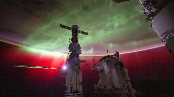 imagini care iti taie rasuflarea de pe statia spatiala luna se indreapta spre orizont pentru a apune printre aurore rosii si verzi