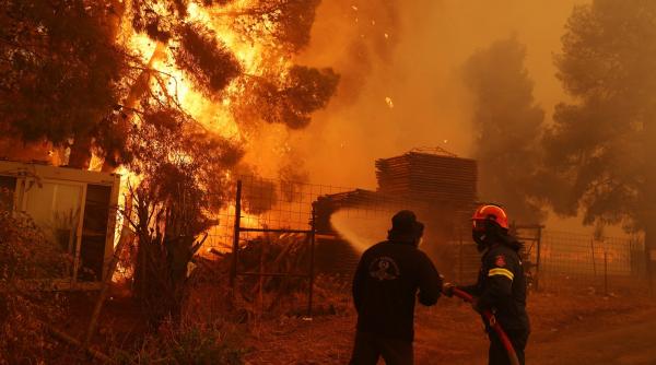 un om a murit in incendiile din grecia spitale si o manastire evacuate imagini apocaliptice flacarile ajung la 25 de metri inaltime