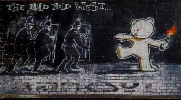 cine este banksy tot ce stim despre artistul anonim