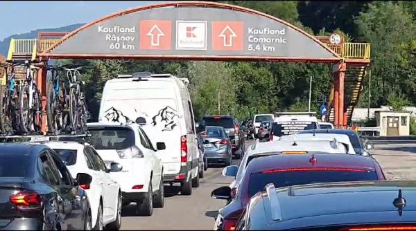 aglomeratie infernala pe dn1 se circula bara la bara pe drumul spre munte soferii asteapta chiar si o ora in trafic