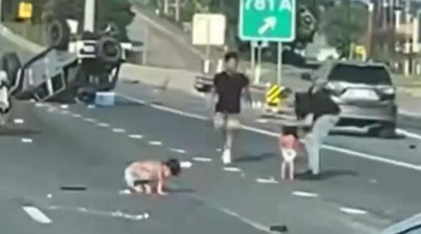 scene teribile in sua doi bebelusi filmati cum merg de a busilea printre masinile distruse dupa ce tatal lor a facut accident