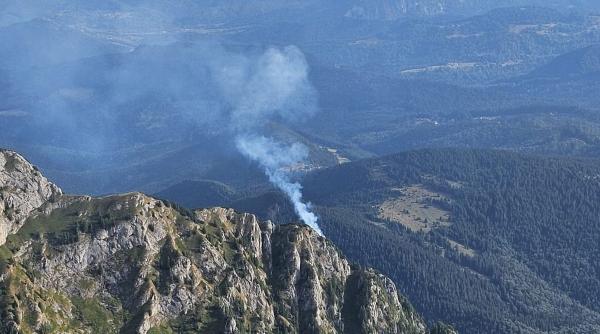 incendiu in bucegi arde creasta morarilor pompierii nu pot ajunge in zona si se uita la flacari prin binoclu