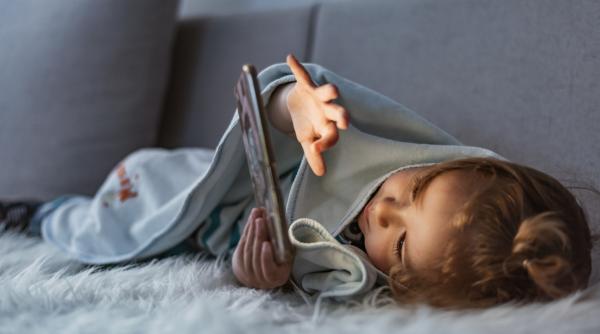 copiii de pana la 5 ani care stau pe tableta au mai multe accese de furie arata noile studii ce alte probleme pot dezvolta