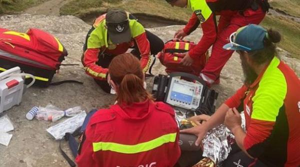 o turista din germania a alunecat de pe o stanca si a cazut in cap in muntii bucegi