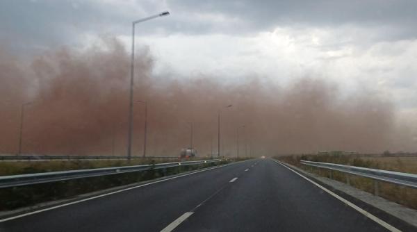 fenomen bizar pe cer in oradea oamenii au filmat nori de praf rosu in oras pulberea ar fi de la o fosta fabrica de vopsele