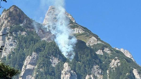 incendiu puternic in muntii bucegi salvamontistii i au avertizat pe turisti sa evite anumite trasee incendiu puternic in muntii bucegi salvamontistii i au avertizat pe turisti sa evite anumite trasee