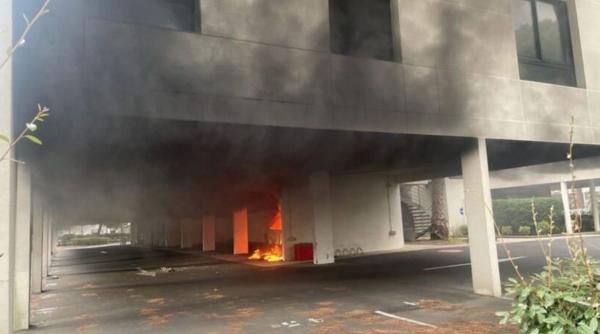 masini incendiate si explozii langa o sinagoga din franta intr o cunoscuta statiune de pe litoral un politist a fost ranit