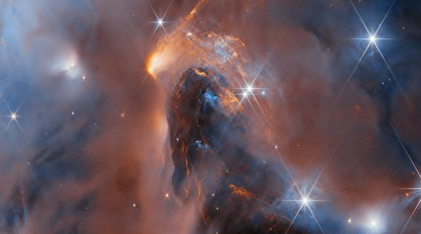 sase lumi hoinare intr un nor cosmic incandescent surprinse de nasa unul din obiectele ceresti are masa cat 1 600 de pamanturi