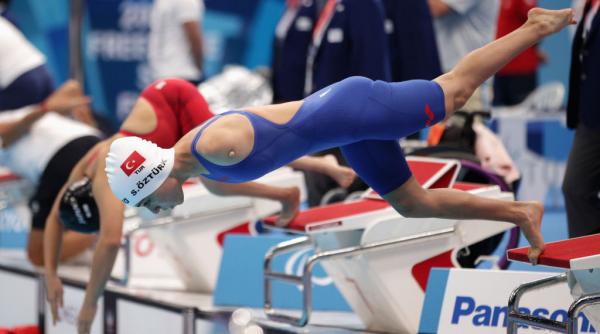 cine este inotatoarea turca nascuta fara brate favorita sa castige aurul la jocurile paralimpice de la paris