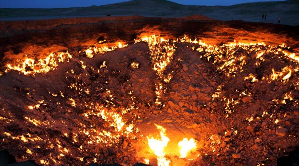 portile iadului craterul darvaza e cel mai fierbinte obiectiv turistic creat dintr un accident flacarile ard de peste 50 de ani