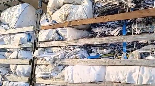 7 tone de gunoaie din italia si un motostivuitor au fost intoarse de la granita de garda de mediu